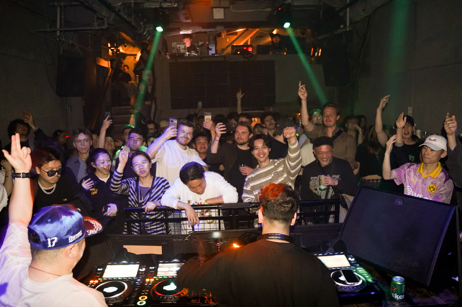 Crowd around the booth, hands up, Circus Tokyo